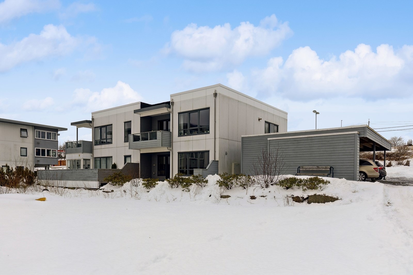 Leiligheten ligger i første etasje til høyre. Carport og sportsbod like ved. Galleribilde