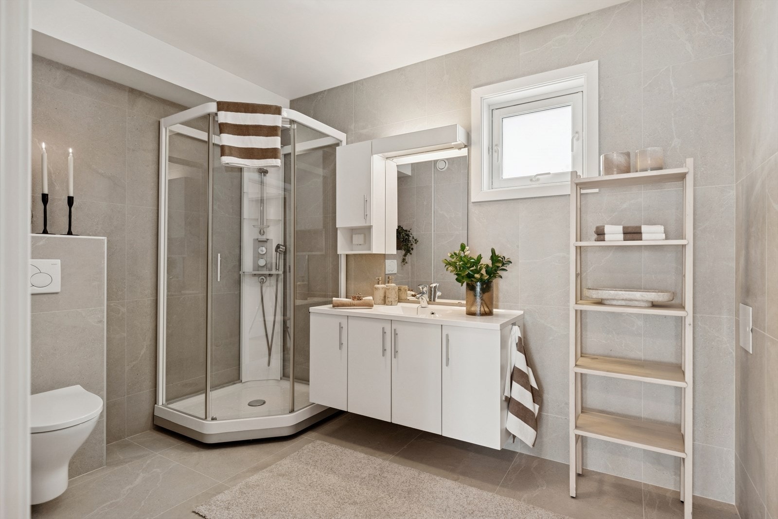 Flott helfliset baderom. Galleribilde