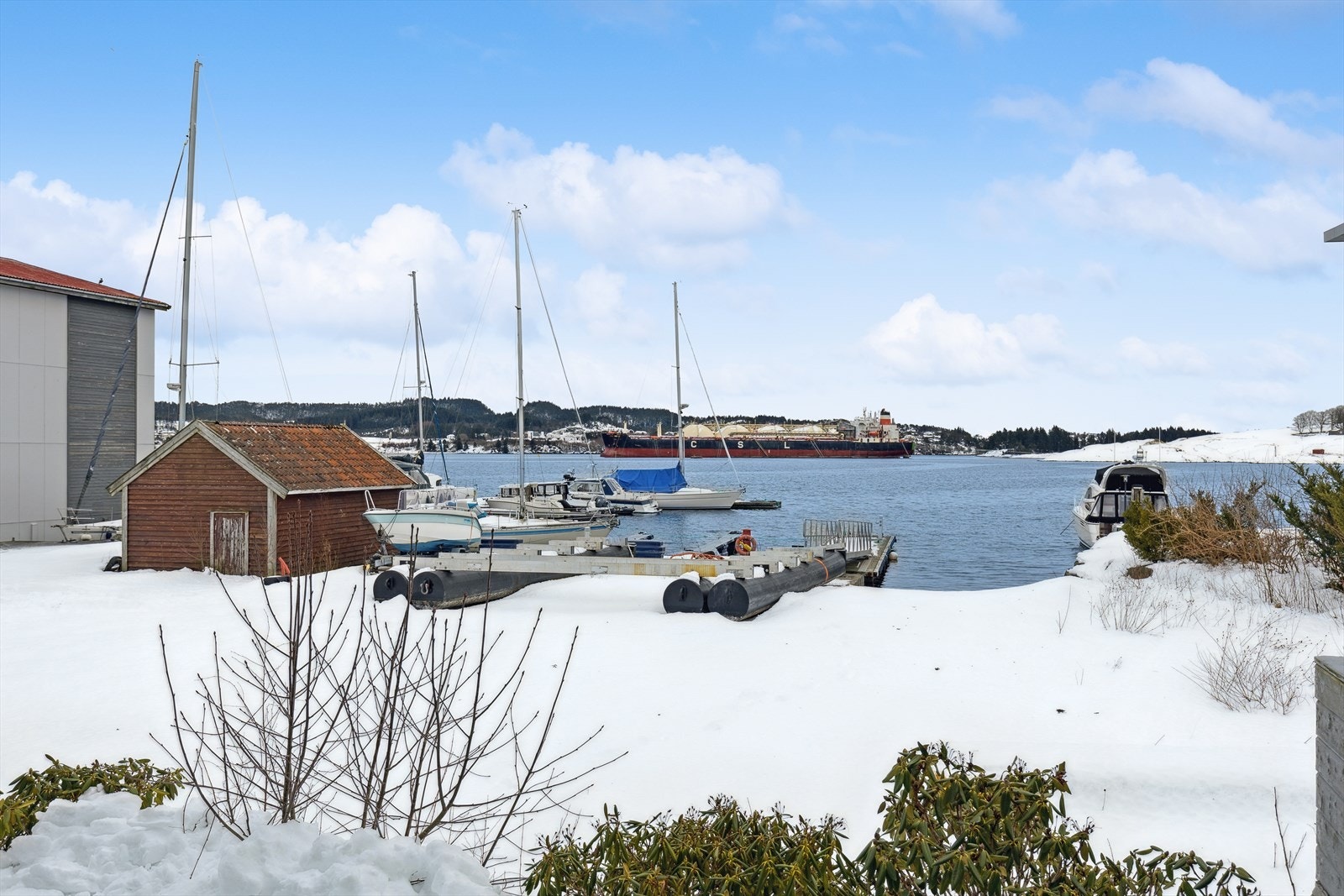 Utsikt fra uteplassen mot Bøvågen. Galleribilde
