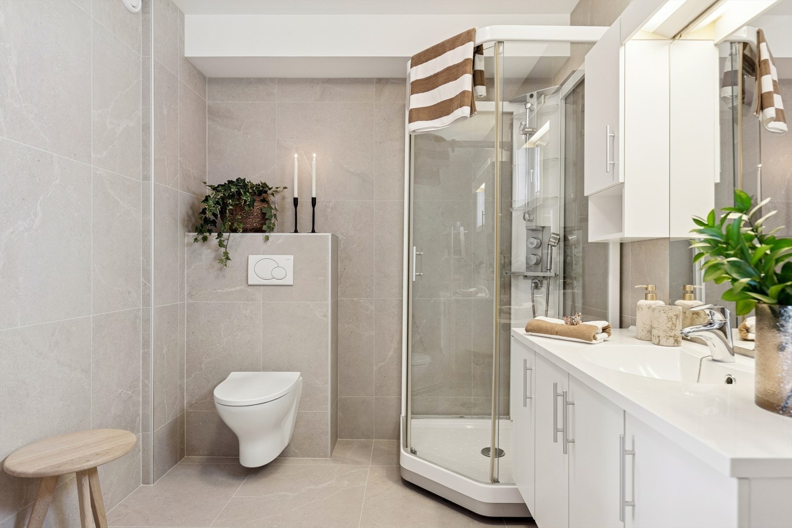 Nyrenovert helfliset baderom. Galleribilde