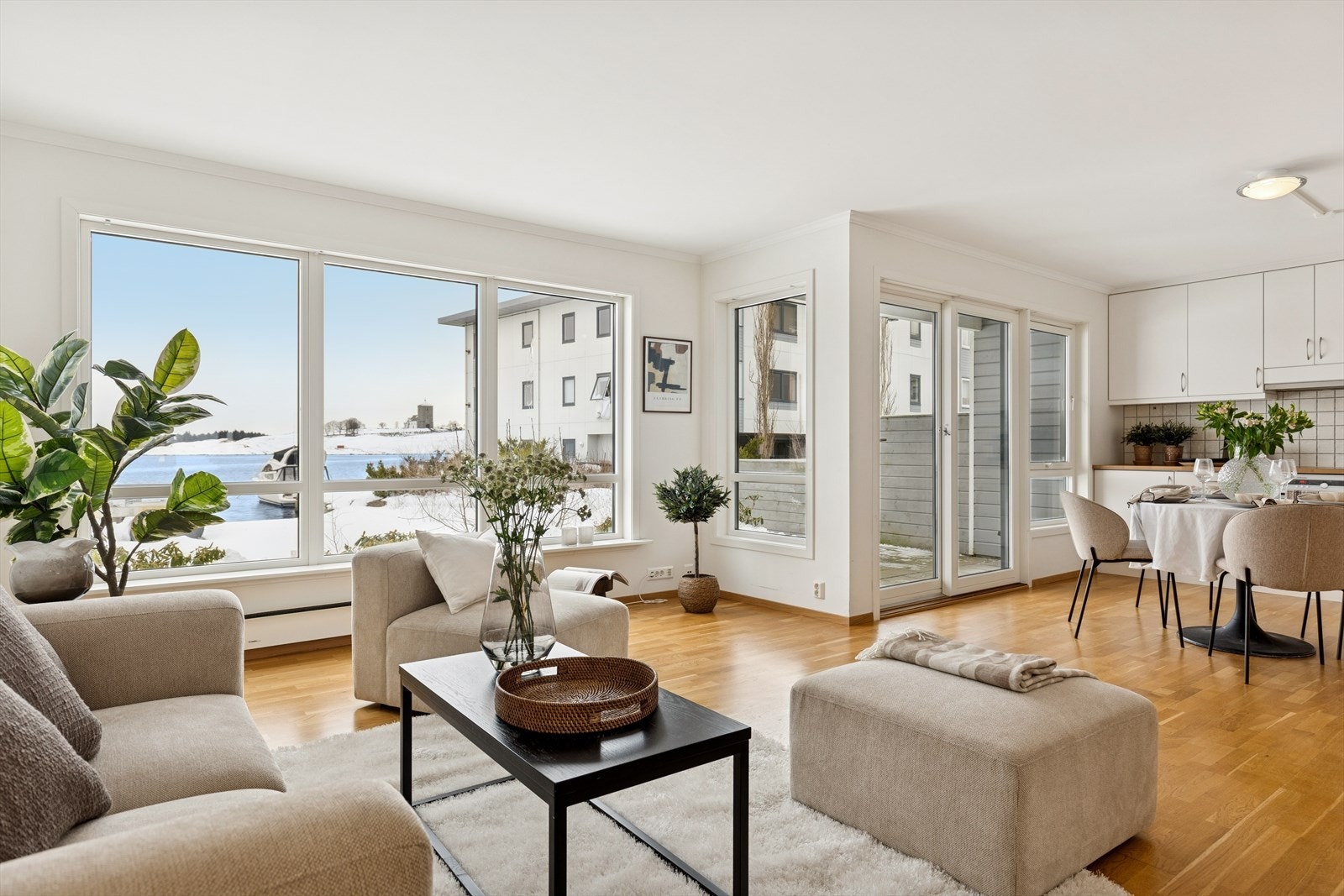 Stue med åpen kjøkkenløsning og utgang til uteplass. Galleribilde