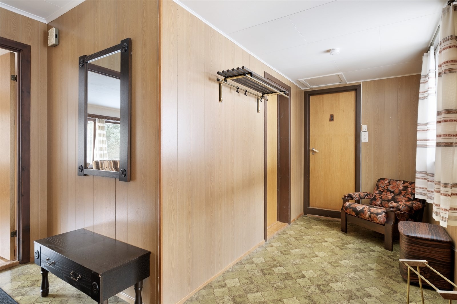 Du kjem inn i ein romsleg gang som tek deg vidare inn i stova. Galleribilde