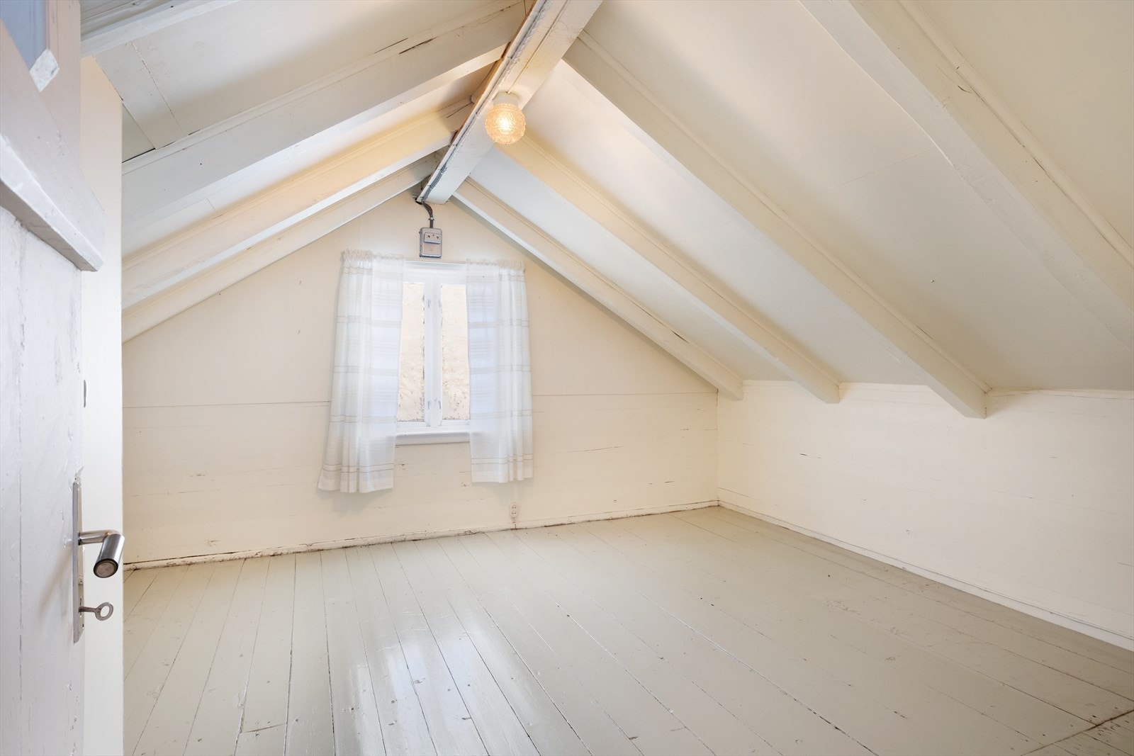 Rommet har blitt nytta som soverom (ikkje omsøkt og godkjent). Galleribilde