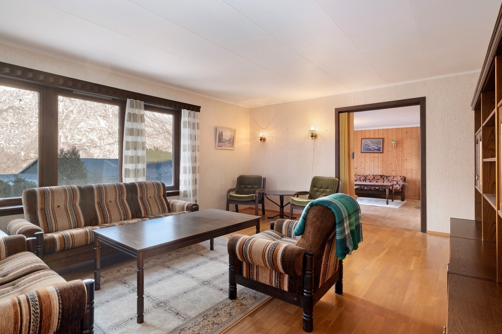 Stova har store vindauge som sikrar godt lysinnslepp. Galleribilde