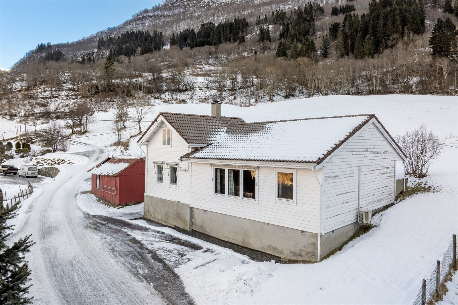 Her får du ein einebustad på 2 etasjar med flott utsikt over fjorden og fjella som omkransar eigedomen. Galleribilde
