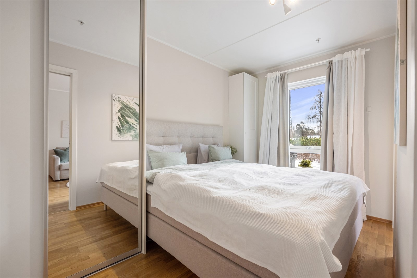 Lyst og fint soverom med plassbygget garderobe med skyvedører. Galleribilde