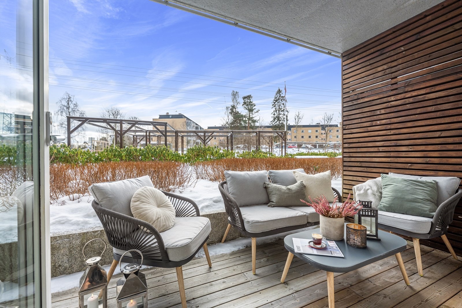 Overbygget uteplass utenfor stuen - denne plassen forlenger sommerkveldene. Galleribilde