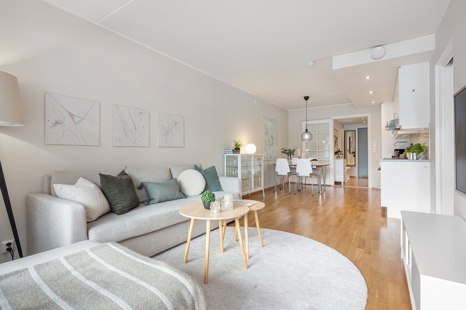 Stue og kjøkken i åpen løsning gjør dette til en svært effektiv og praktisk leilighet. Galleribilde