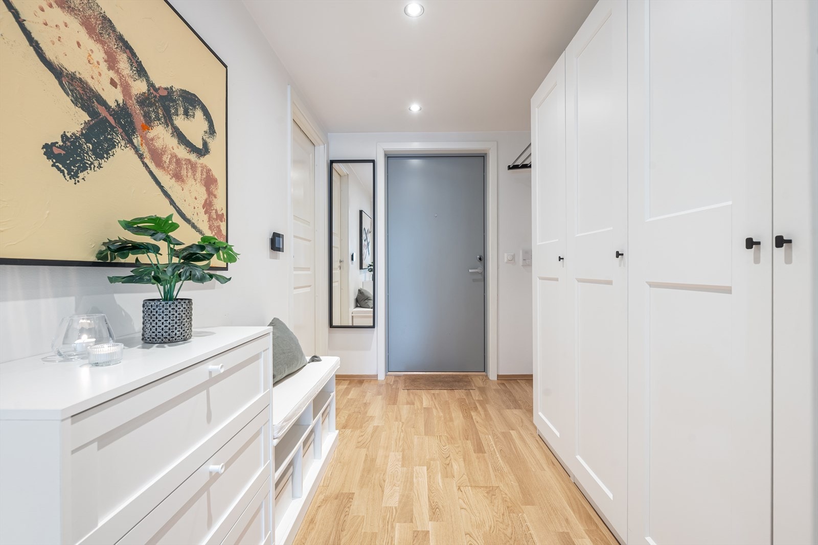 Velkommen inn! I entreen er det god plass til en større garderobe som rommer godt med oppbevaringsplass for yttertøy og sko. Galleribilde