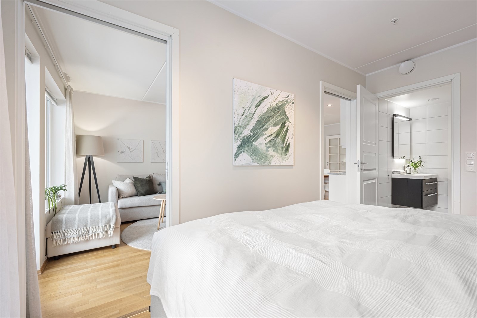 Legg merke til den smarte plassbesparende løsningen med to skyvedører inn til soverommet. Dette gjør at det er fin plass til dobbeltseng på soverommet. Galleribilde