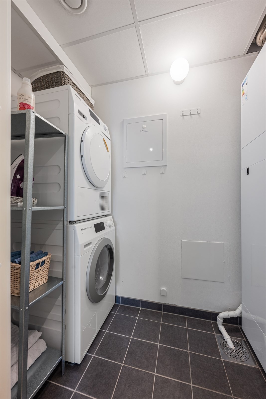 Praktisk vaskerom innenfor badet med opplegg for vaskemaskin og tørketrommel - her er det også plass til oppbevaring og annet etter behov. Galleribilde