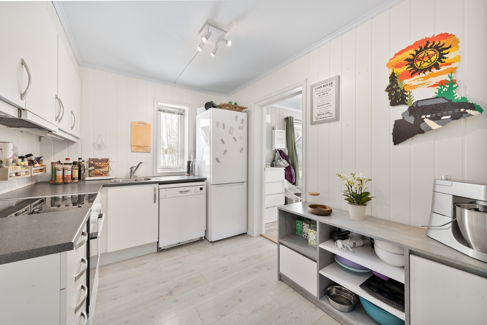 Fra kjøkkenet er det direkte utgang til en hyggelig terrasse på 15 kvm med god plass til utemøblement og grill. Galleribilde