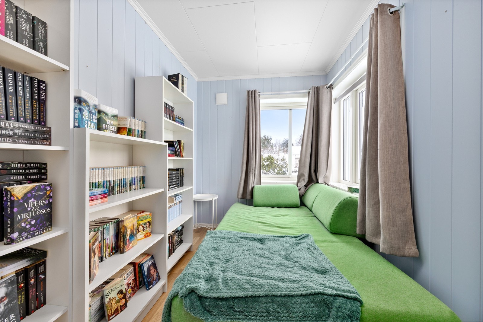 Soverommene er av god størrelse med plass til seng, garderobeløsning og skrivepult. Galleribilde