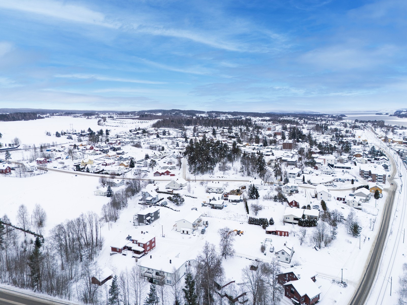 Eiendommen ligger usjenert til i hyggelige omgivelser like utenfor Vikersund sentrum, men samtidig meget sentralt med få minutters gange til sentrum og skoler. Galleribilde