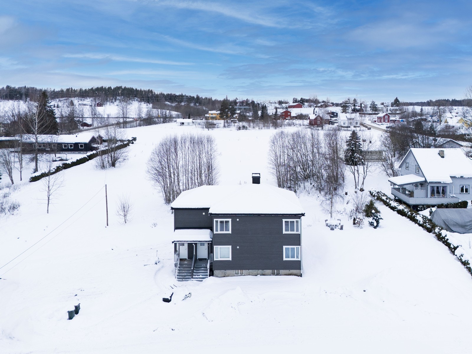 Huset ble totalrenovert og tilbygget i 2015. Tiltalende selveierbolig med god standard som gir et godt inntrykk. Galleribilde