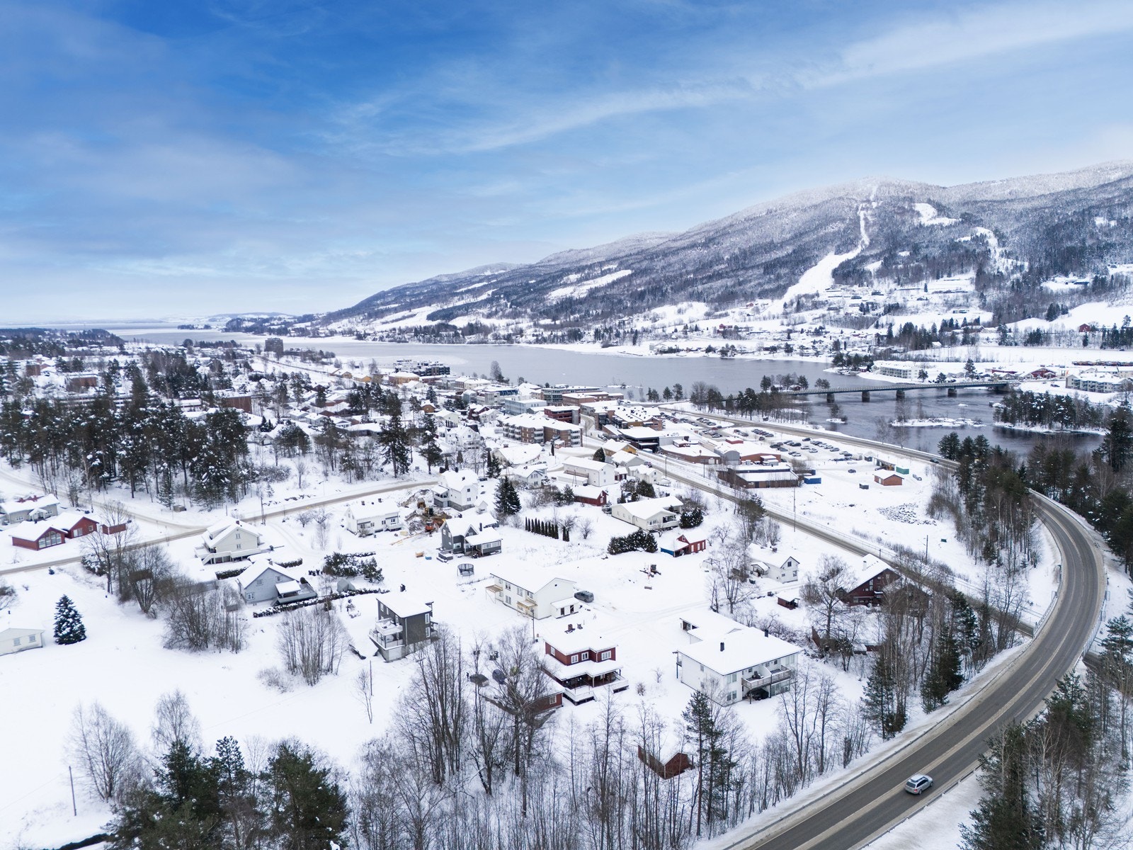 Halvpart av en horisontaltdelt 2-mannsbolig med beliggenhet i 2. etasje. Boligen har stor terrasse mot syd/vest, samt egen hage med plen og epletrær. Galleribilde