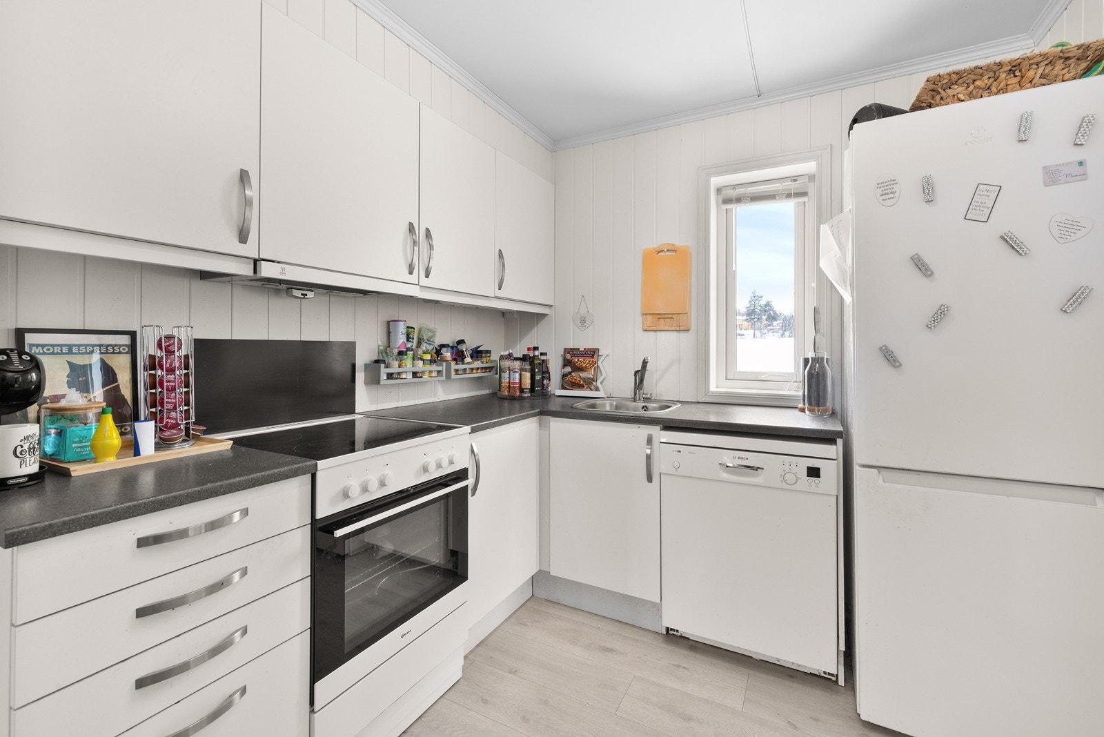 Kjøkkenet er utstyrt med frittstående hvitevarer som oppvaskmaskin, kjøl/fryseskap og stekeovn. Galleribilde