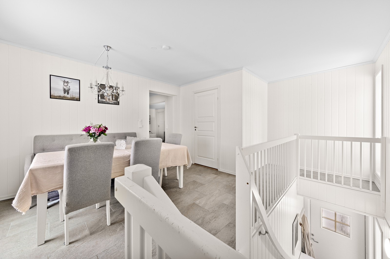 Stuen holder god romslighet, med tilstrekkelig plass for både en behagelig sofagruppe og spisebord. Galleribilde