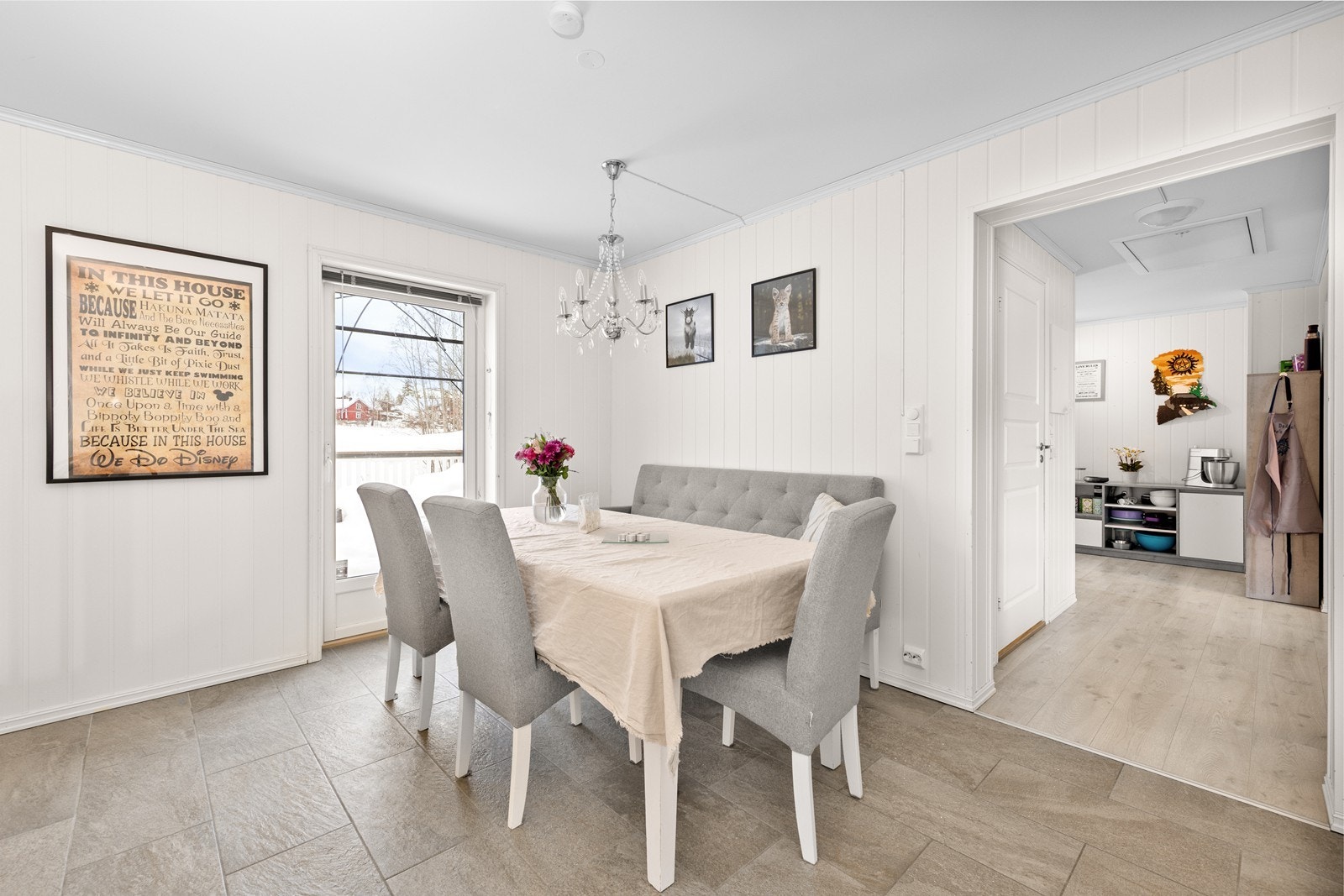 Spisebordet finner sin naturlige plass, der en kan dekke på til flere gjester. Galleribilde