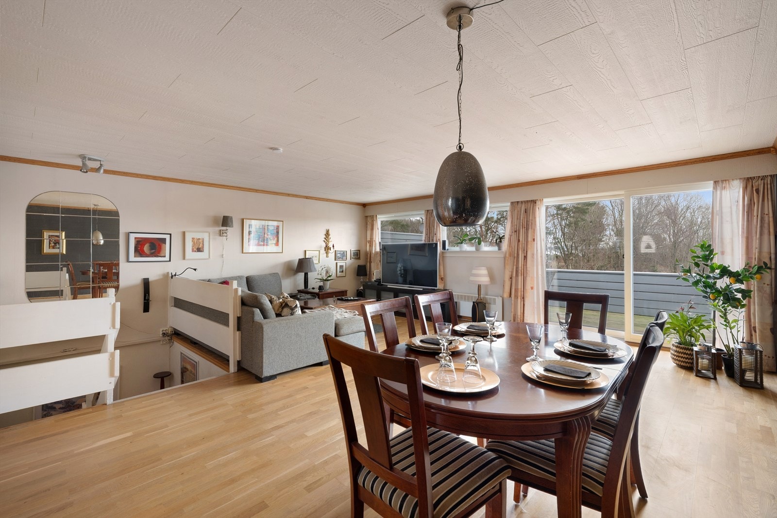 Fra stuen er det utgang til balkong. Galleribilde