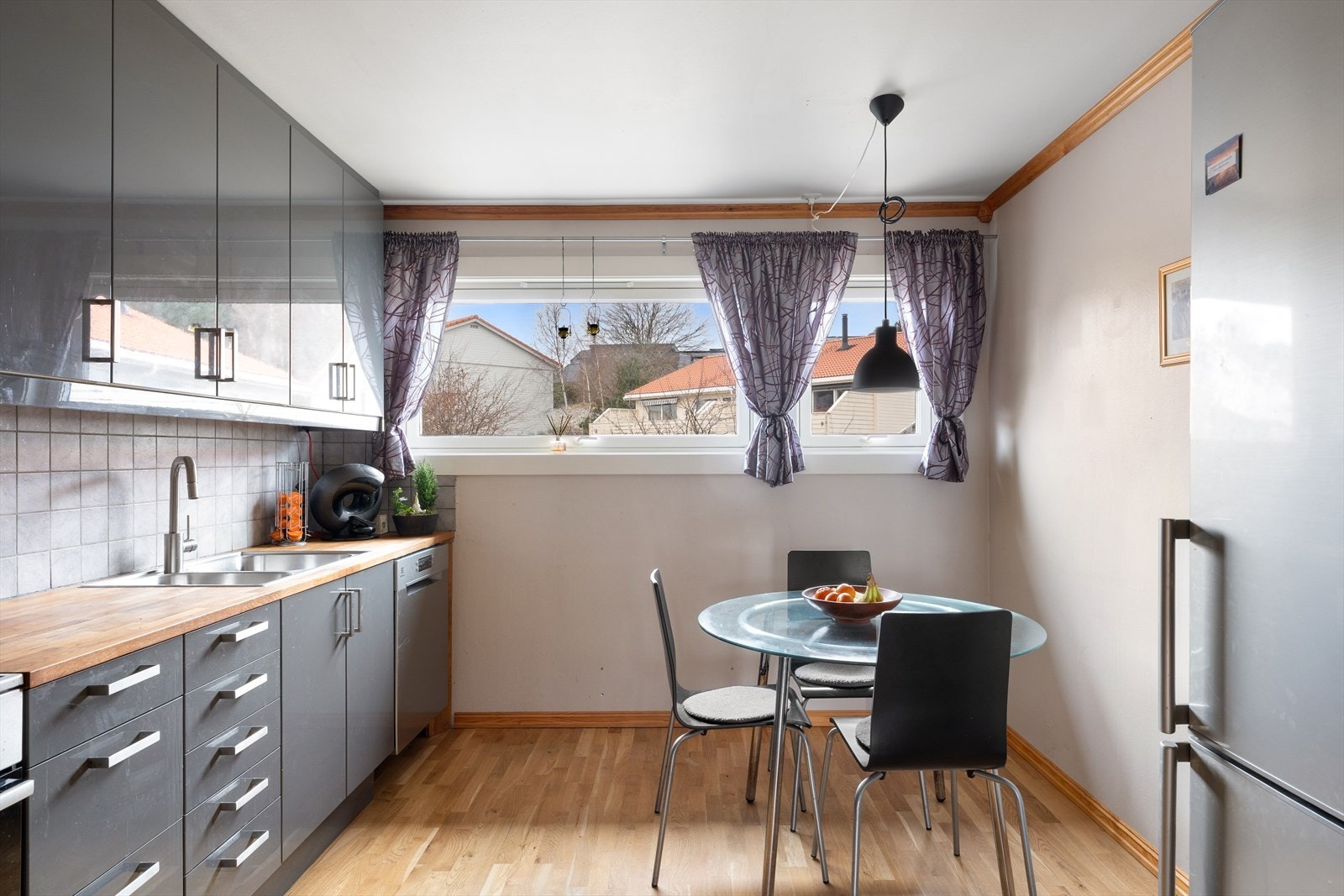 Her er det god skap- og benkeplass, og vinduet sørger for naturlig lysinnslipp under matlagingen. Galleribilde