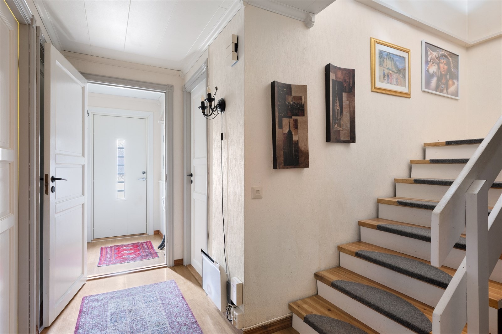 Lys og romslig entré. Galleribilde