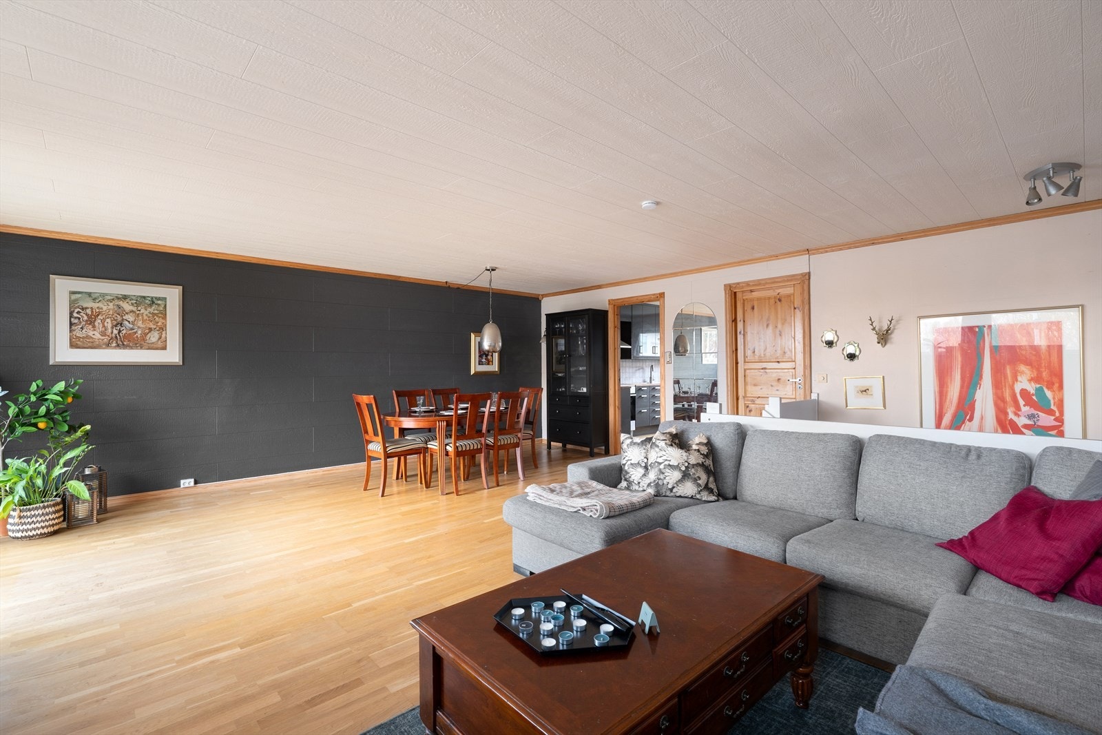 Her er det god plass til både sofagruppe, spisebord og øvrig møblement. Galleribilde