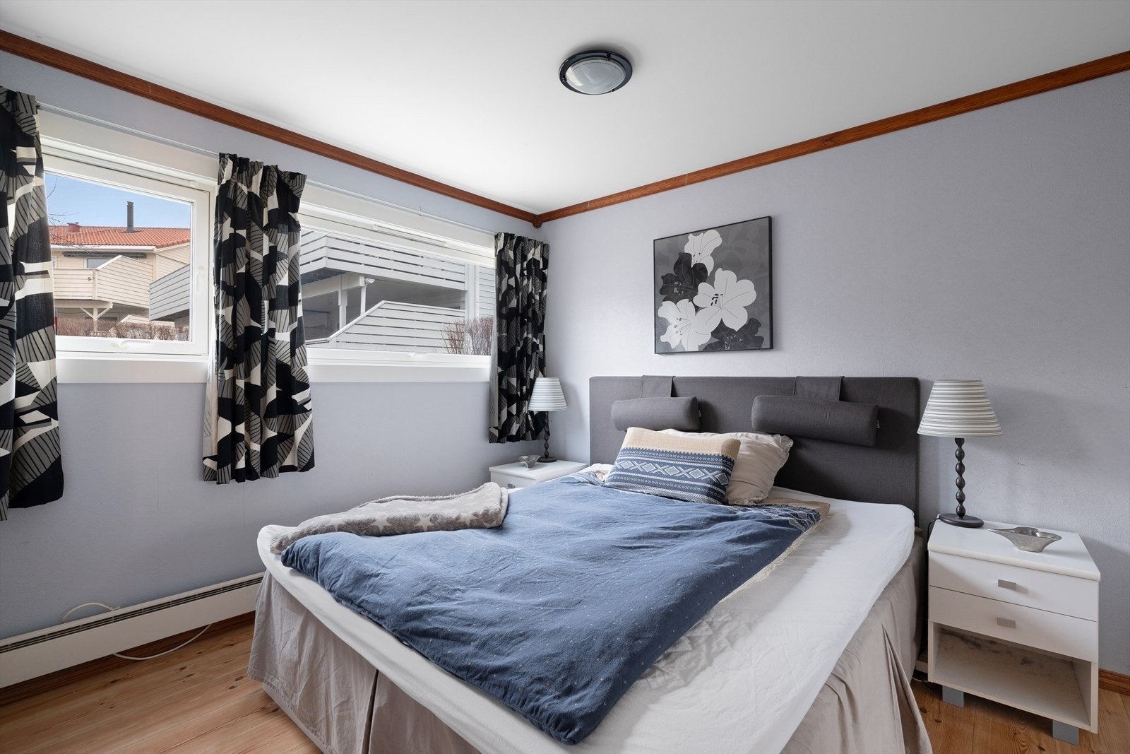 Hovedsoverommet er av god størrelse, med store vindusflater, plass til dobbeltseng og er innredet med garderobeskap. Galleribilde