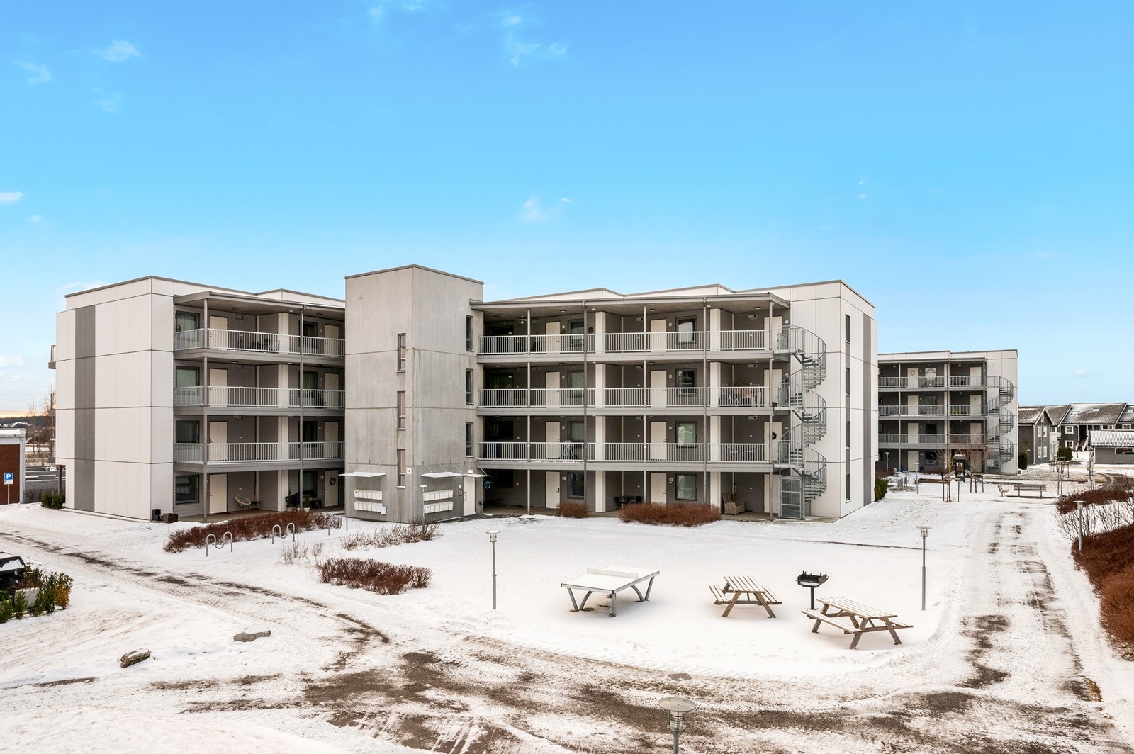 Bygningen er oppført i 2022 i en mur- og betongkonstruksjon med fasadeplater. Galleribilde