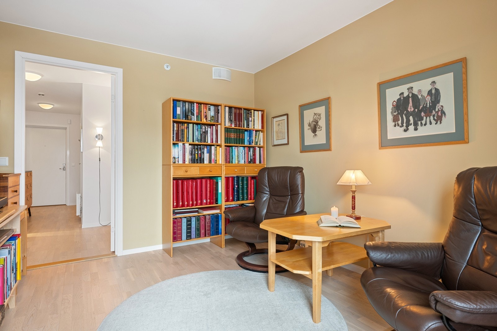 Rommet er lyst og har god plass til både oppbevaring og møblering. Galleribilde