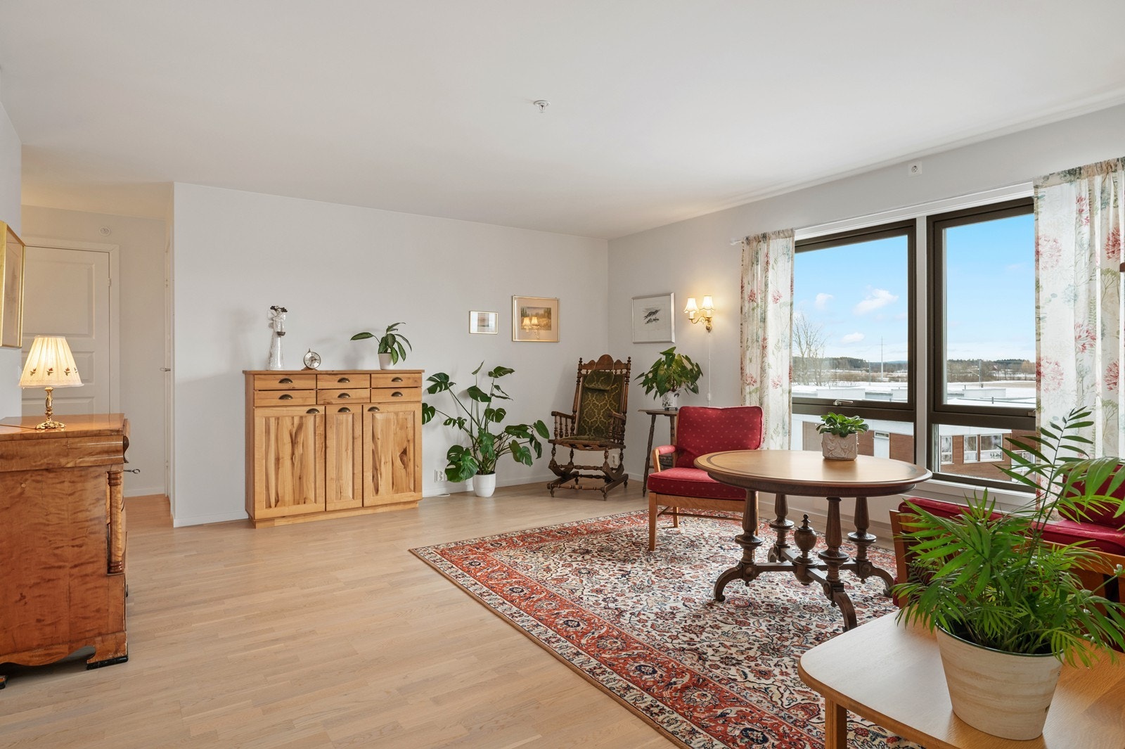 Store vindusflater med isolerglass fra byggeåret sikrer rikelig med naturlig lys. Galleribilde