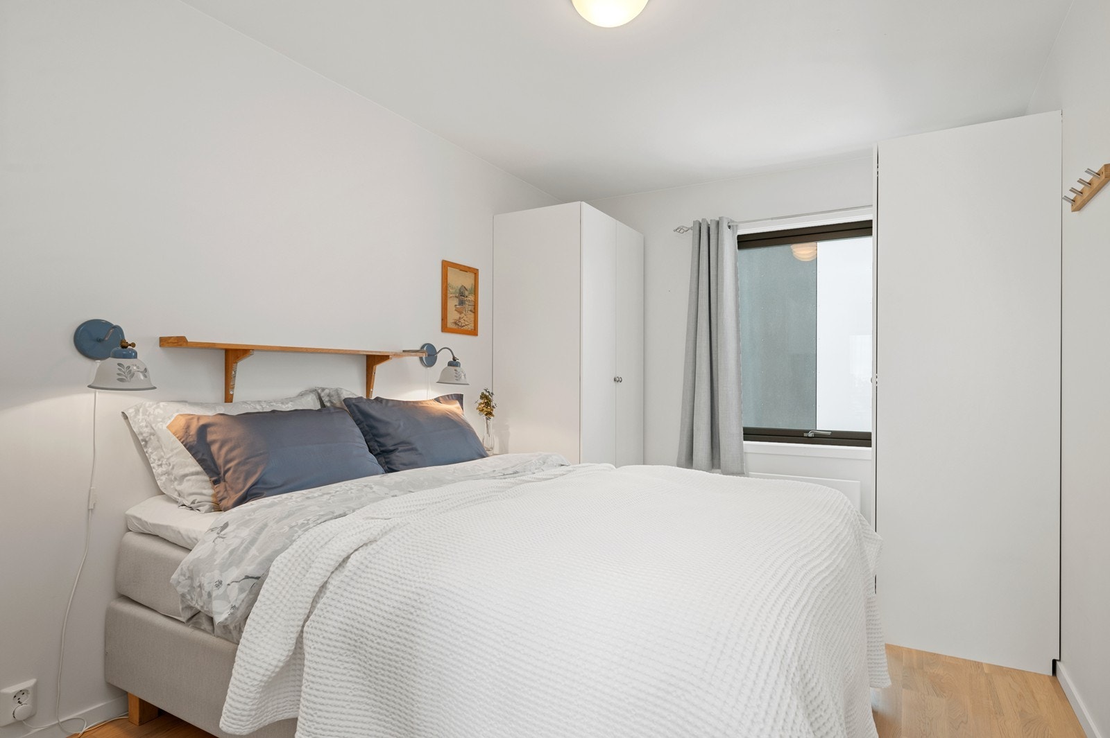 Leiligheten har tre soverom. Her er hovedsoverommet med god plass til dobbeltseng. Galleribilde
