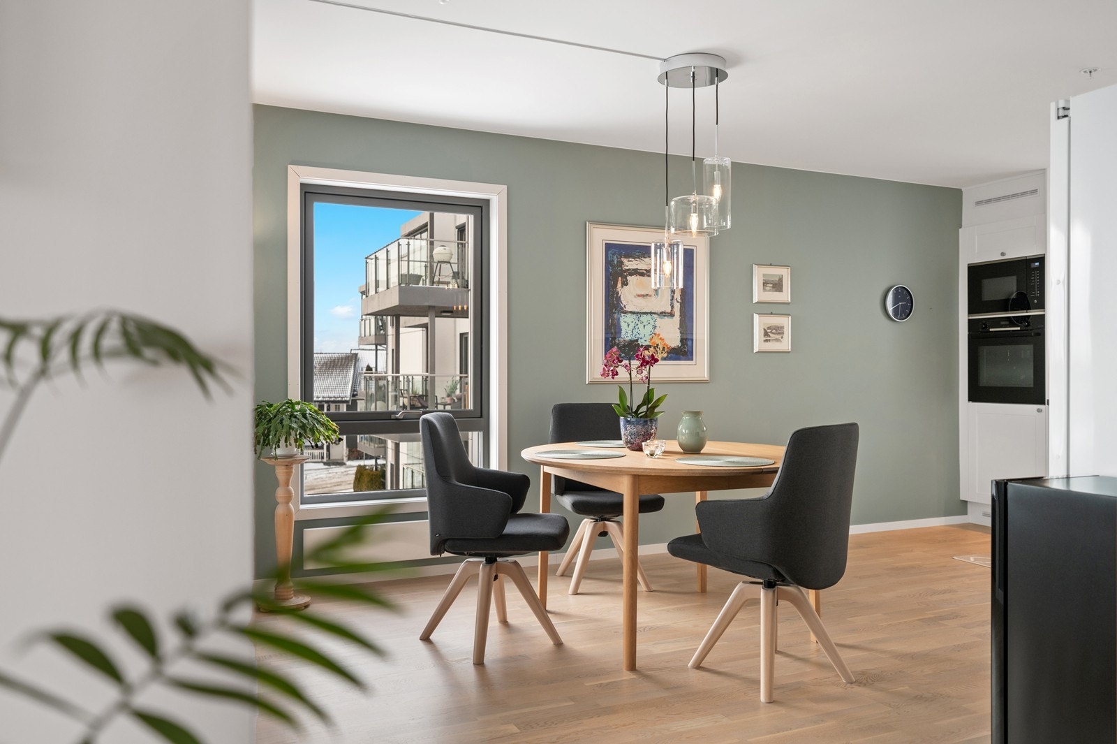 Kjøkkenet er utstyrt med frittstående kjøleskap og fryseskap. Galleribilde