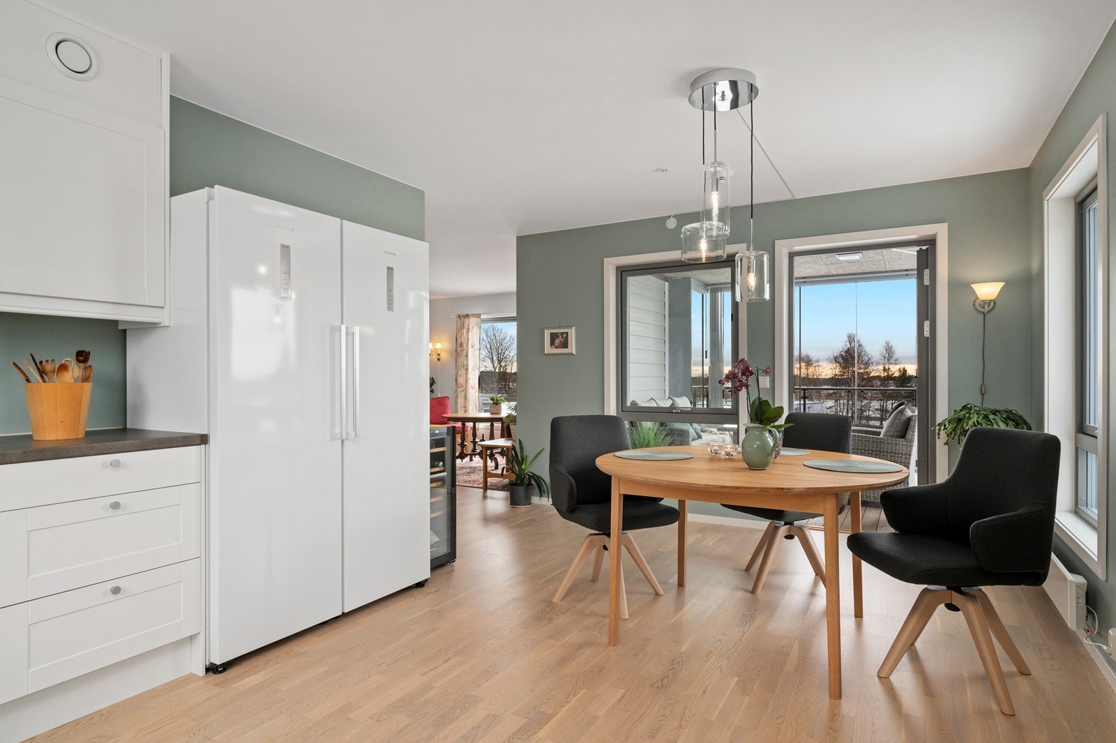 I tilknytning til kjøkkenet er det en naturlig plass for en hyggelig spiseplass. Galleribilde