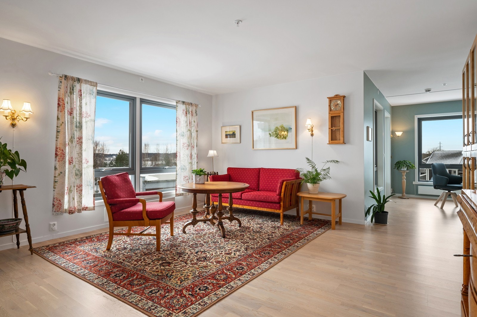 Stuen er et sentralt rom med åpen løsning mot kjøkkenet, og har god plass til sofagruppe. Galleribilde