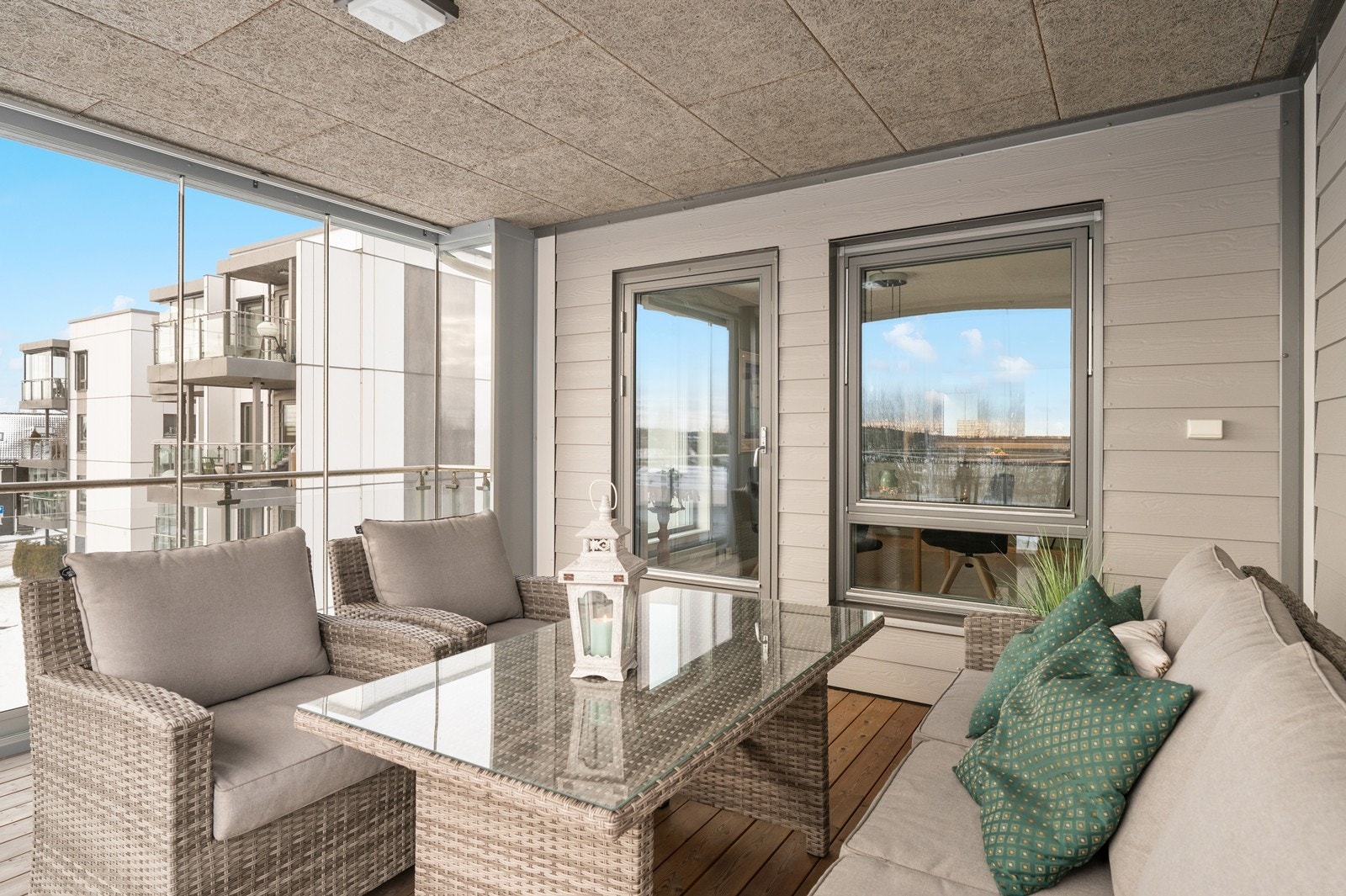 Fra stuen er det direkte utgang til den romslige, innglassede balkongen. Galleribilde