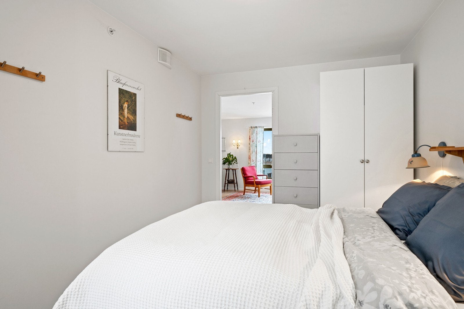 Rommet har plass for garderobeskap og har en rolig plassering i leiligheten. Galleribilde