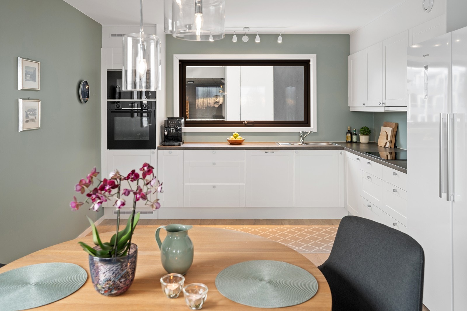 Kjøkkenet har godt med skap- og benkeplass på en slitesterk laminat benkeplate. Galleribilde