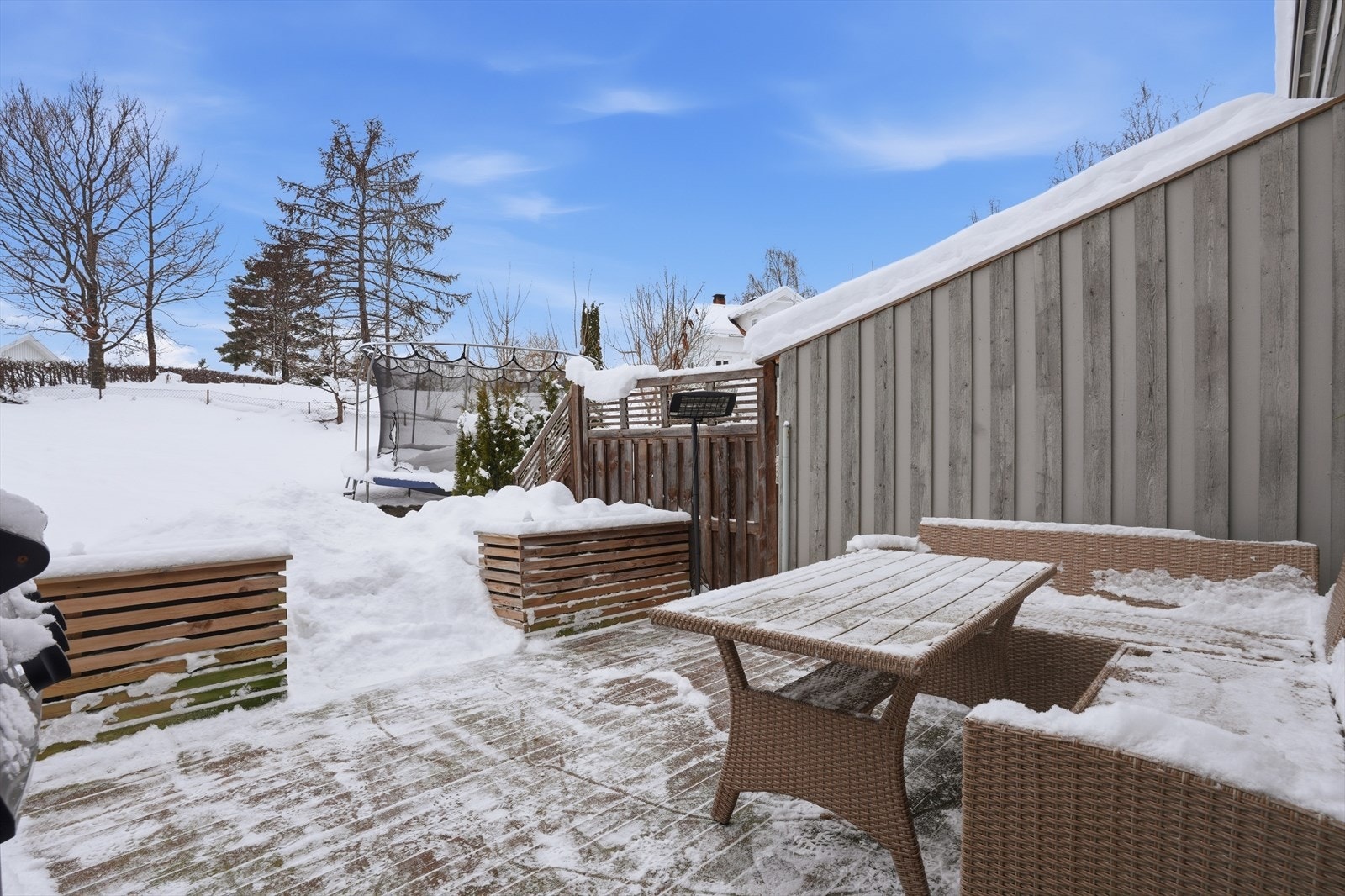 Boligen disponerer en naturlig del av andel hagetomt rundt andelen. Fellesarealet er ikke formelt gitt bruksrett til hver enkelt andel, men andelene disponerer et naturlig areal rundt sin bolig. Galleribilde