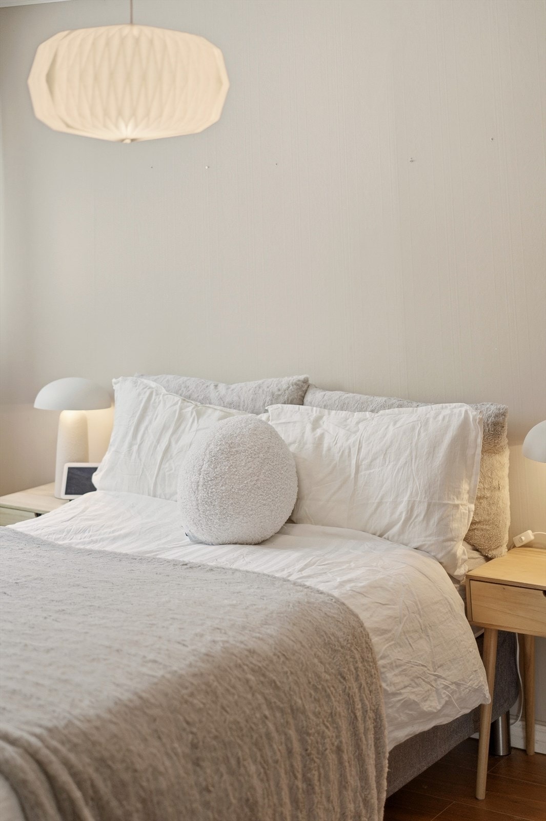 Soverommet kan innredes med dobbeltseng med tilhørende nattbord og garderobeløsning. Galleribilde