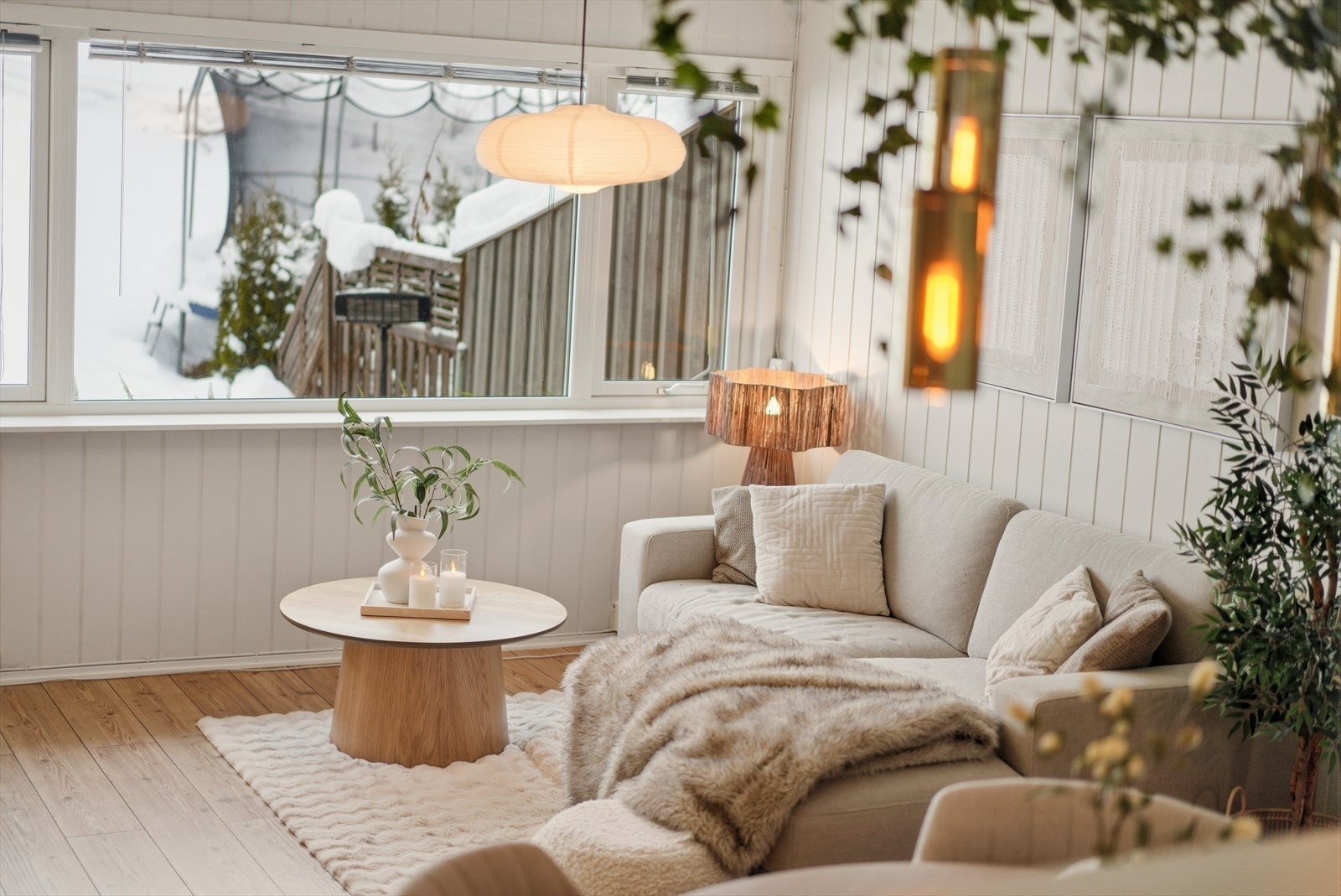 Alt er lagt til rette for den optimale lyssettingen inn fra de store vindusflatene. Galleribilde