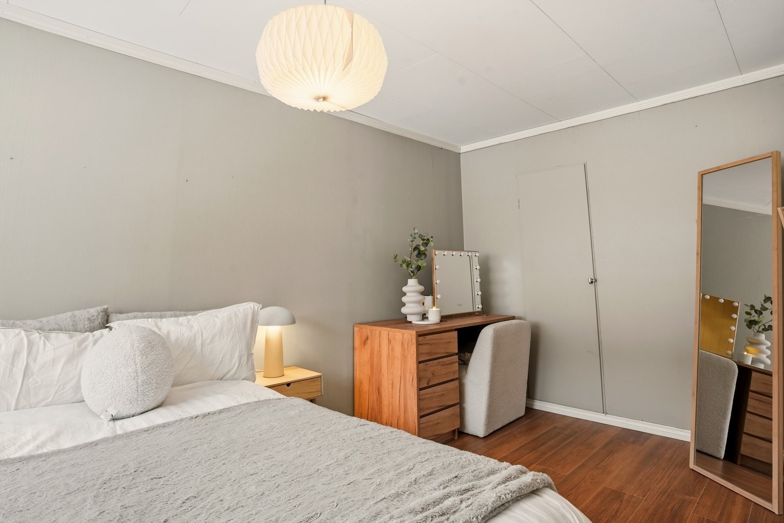 Hovedsoverommet er pent innredet og er malt i en trendy fargepalett, som gir rommet en behagelig og lun stemning. Galleribilde