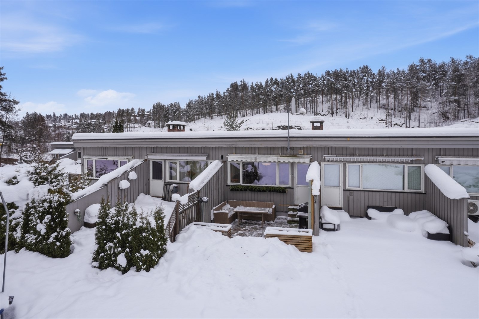 Et lyst og pent rekkehus over 2 etasjer, med sentral beliggenhet i sentrumsnære og populære omgivelser på Tislegård. Galleribilde