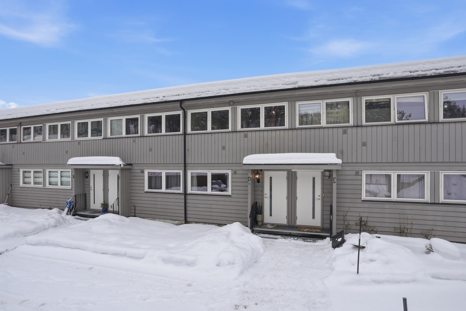 Tiltalende og lyst rekkehus med sentral beliggenhet- Garasje - Vestvendt, solrik terrasse- Kort vei til Teknologiparken! Galleribilde