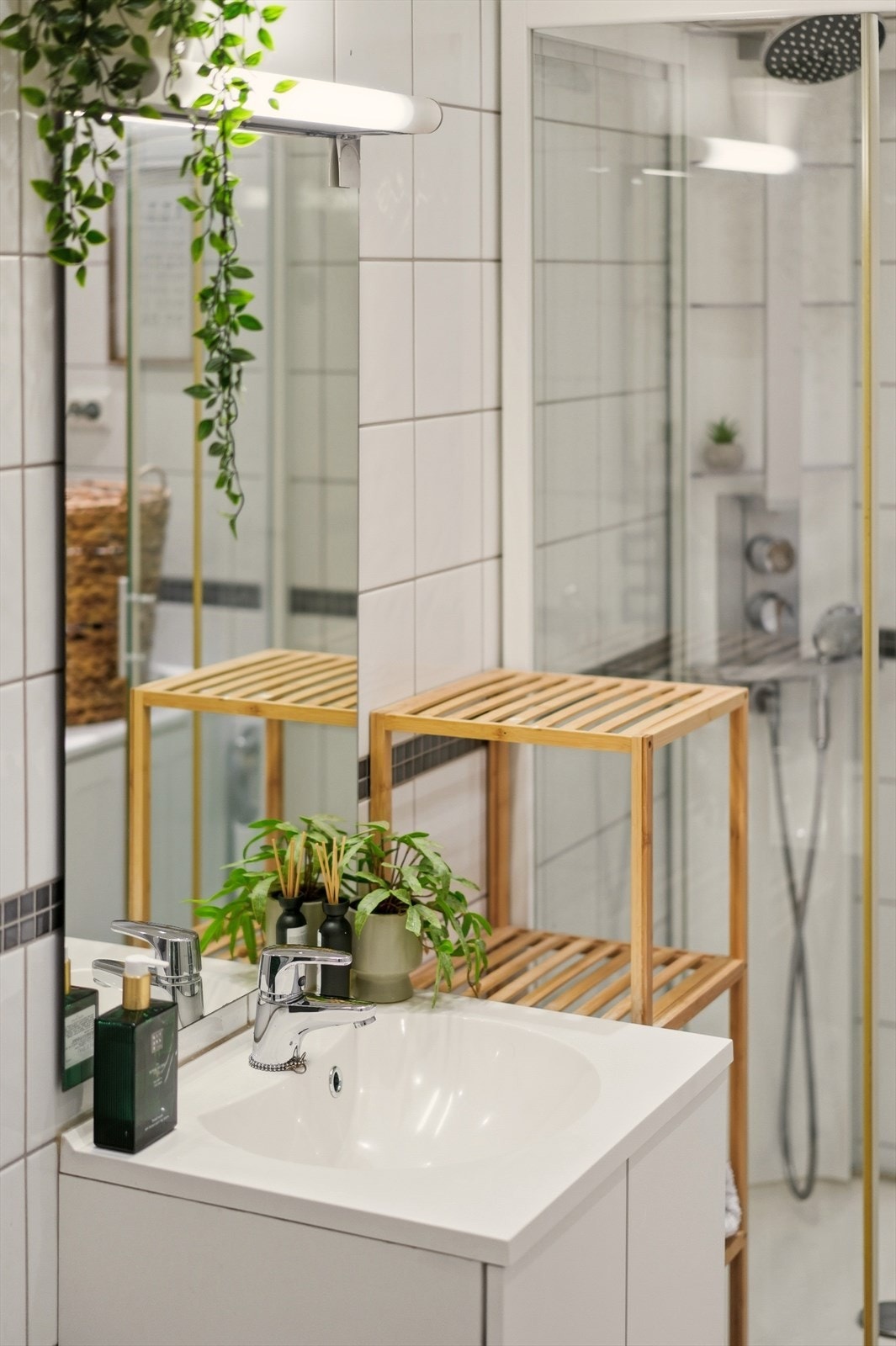 Badet er innredet med servantinnredning, speil med belysning, toalett og dusjkabinett. Rommet har opplegg for vaskemaskin. Galleribilde