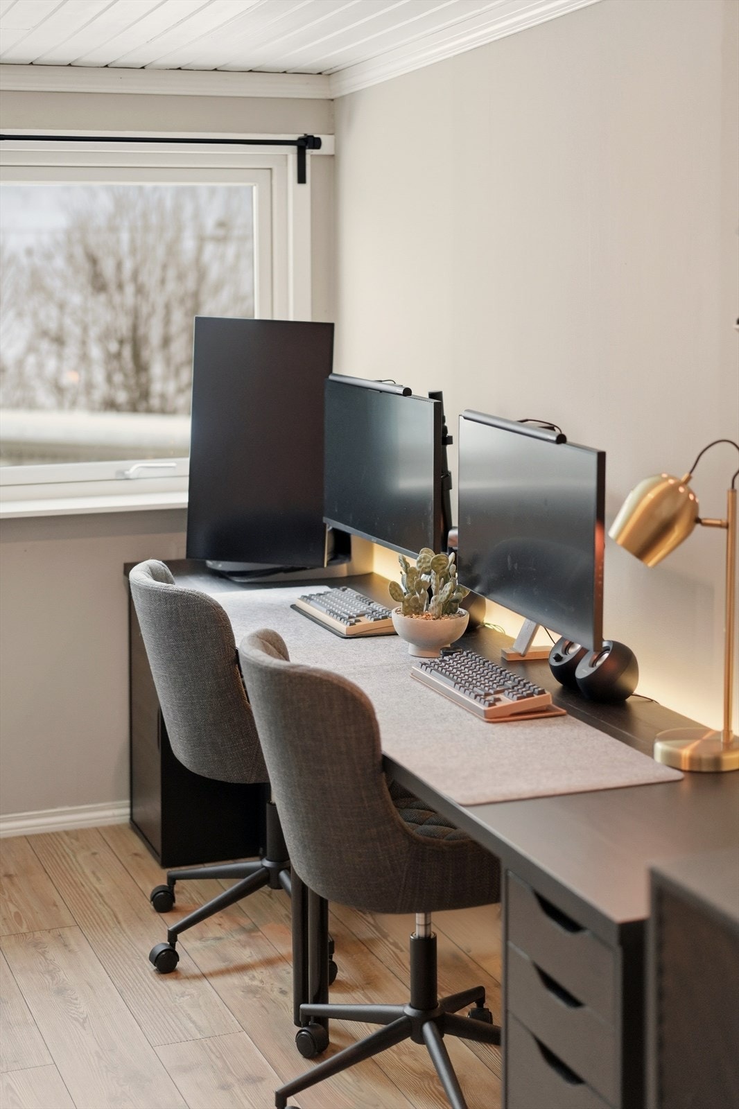 Soverom 2 i 1.etasje har gode lysforhold, plass til seng og garderobe. Galleribilde