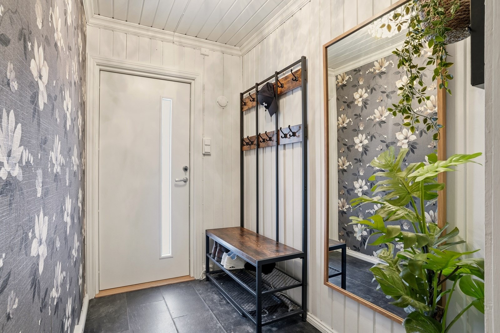 Velkommen inn til en tiltalende entré. Det er plass til oppheng for yttertøy og til å sette ifra seg sko, noe som gjør det enkelt å holde orden i inngangspartiet. Galleribilde