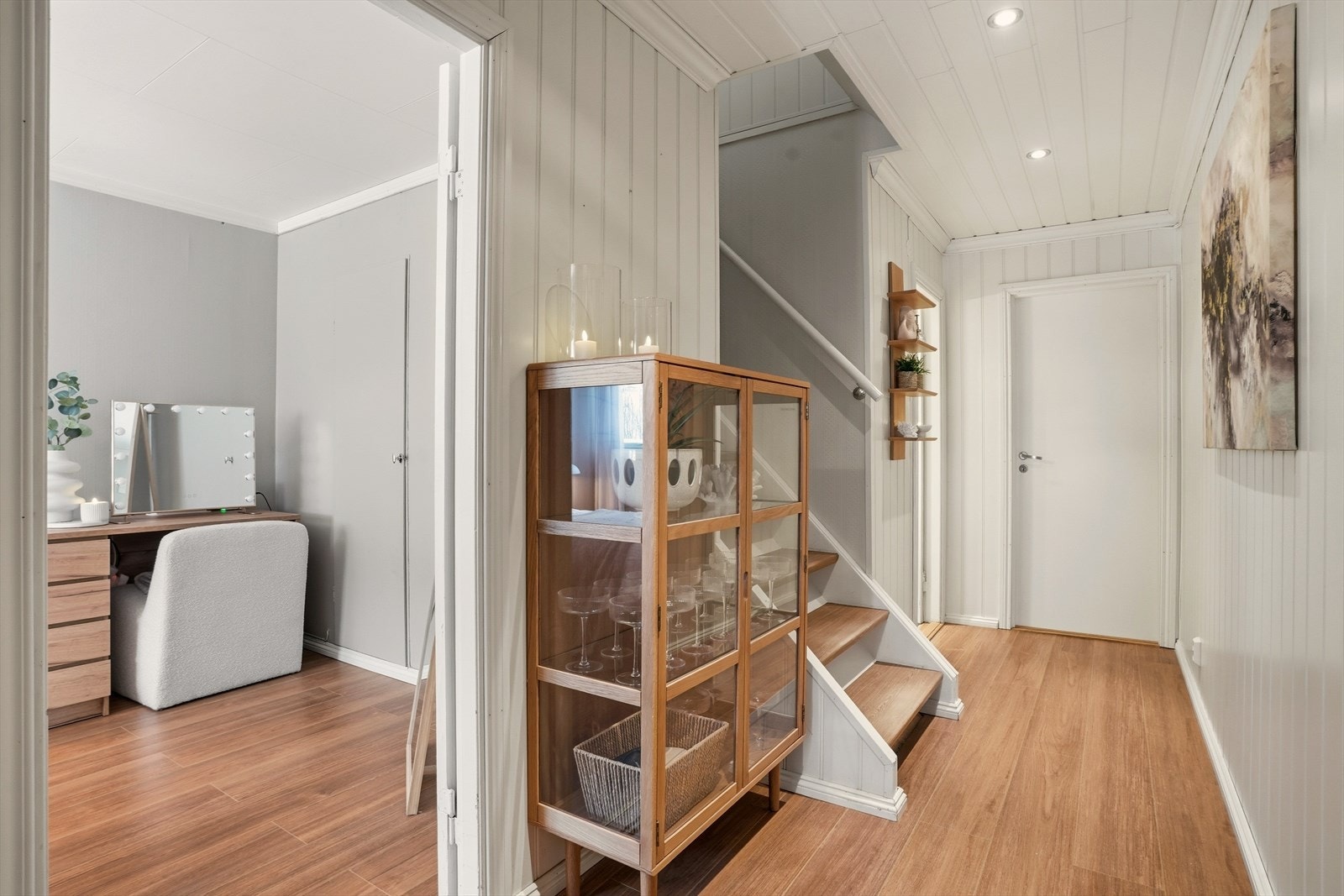 Fra entreèn kommer man inn i underetasjen der en finner soverom, bad og en stor bod for diverse lagring. Galleribilde