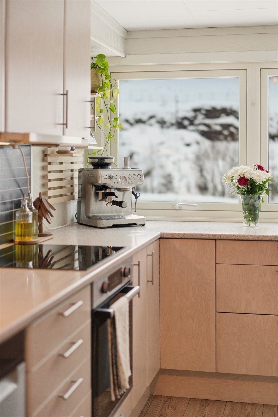 En gjennomtenkt plassering av elementene gjør kjøkkenet til et praktisk og hyggelig sted å lage mat. Galleribilde