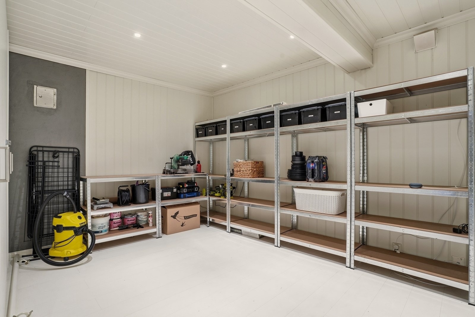 Bod med hylleløsninger i underetasjen. Galleribilde